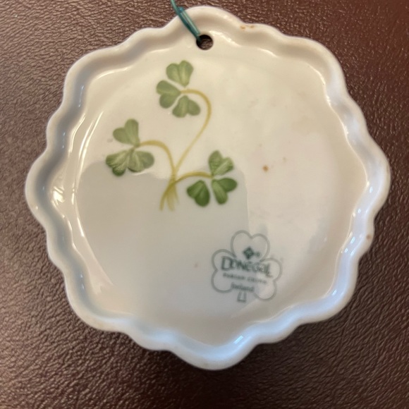 Two Irish ornaments, glass shamrock and porcelain Irish blessing. - Picture 6 of 8